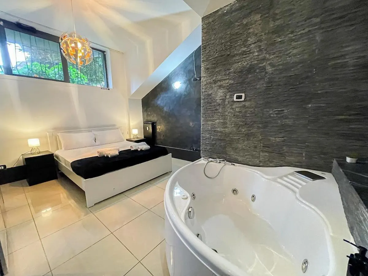 Luxury House Jacuzzi - Milano Apartman